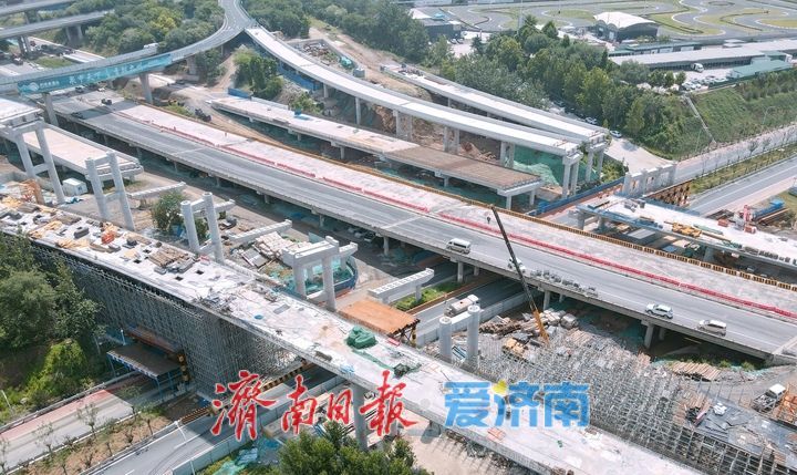 济南港沟枢纽立交改造首段上跨港九路新建匝道完成合龙