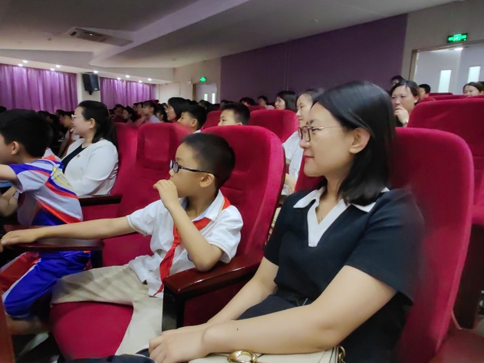 高新区伯乐实验学校学生和父母有个“电影约会”