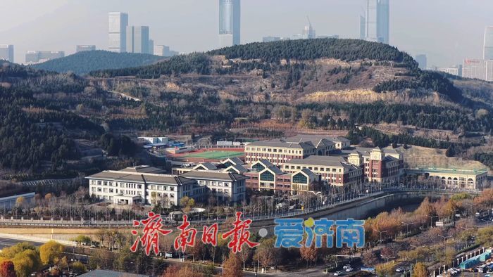 一年四季 泉在济南丨冬日航拍龙鼎学校，光影间的静谧生机