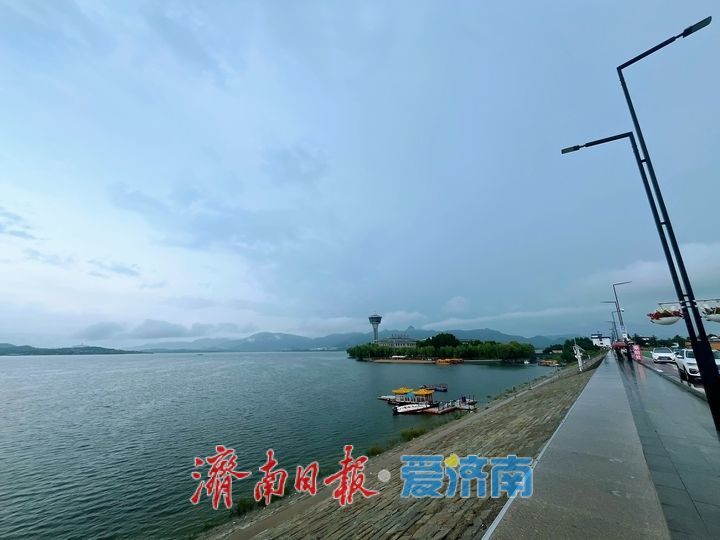 天水一色 雨中雪野湖美如画