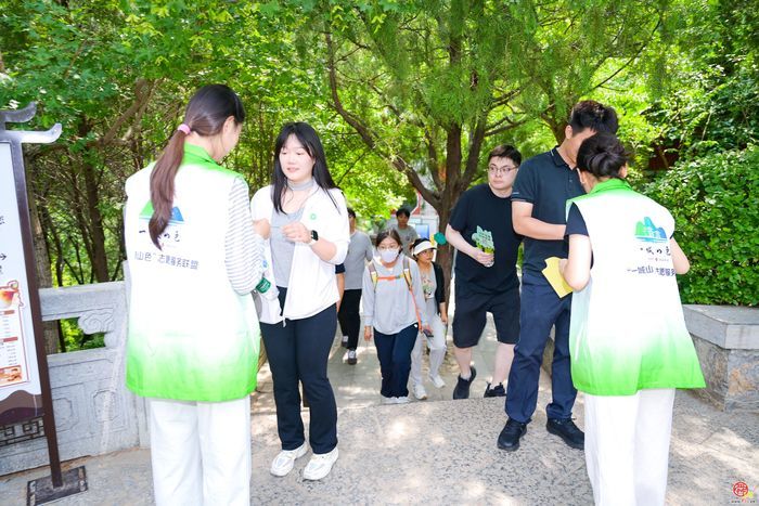 驻济高校学子携手护生态！济南“一城山色”生态守护志愿服务暨“信用记录关爱日”登山打卡活动启幕