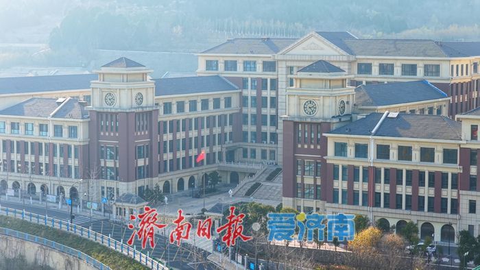 一年四季 泉在济南丨冬日航拍龙鼎学校，光影间的静谧生机