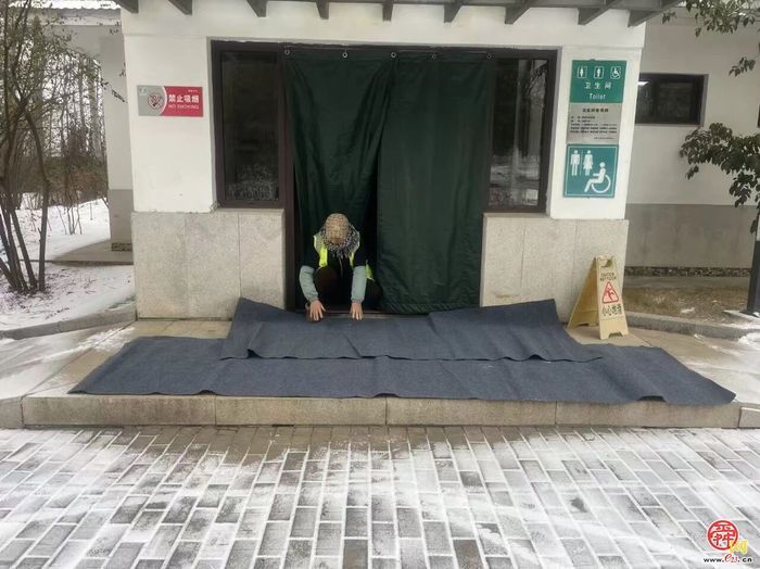 雪落泉城暖守护 九园联动保畅通 —— 济南市公园发展服务中心高效开展首场降雪清雪除冰工作