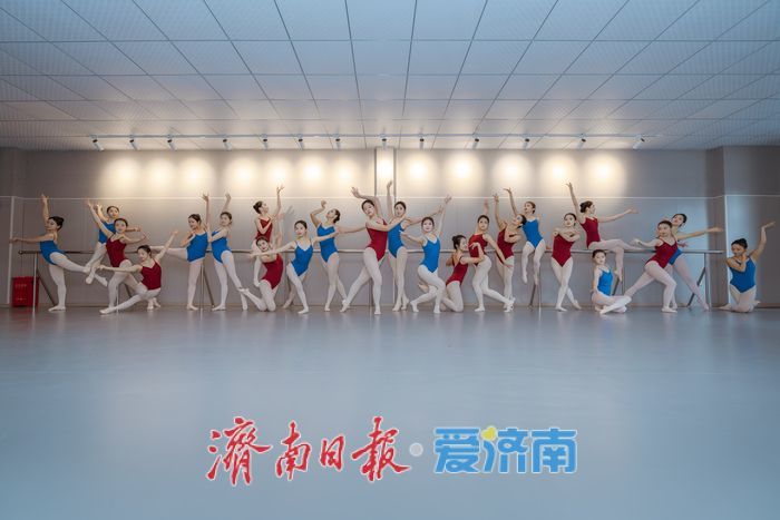 汗浸练功房，足尖起落间，山东舞蹈生冲刺统考