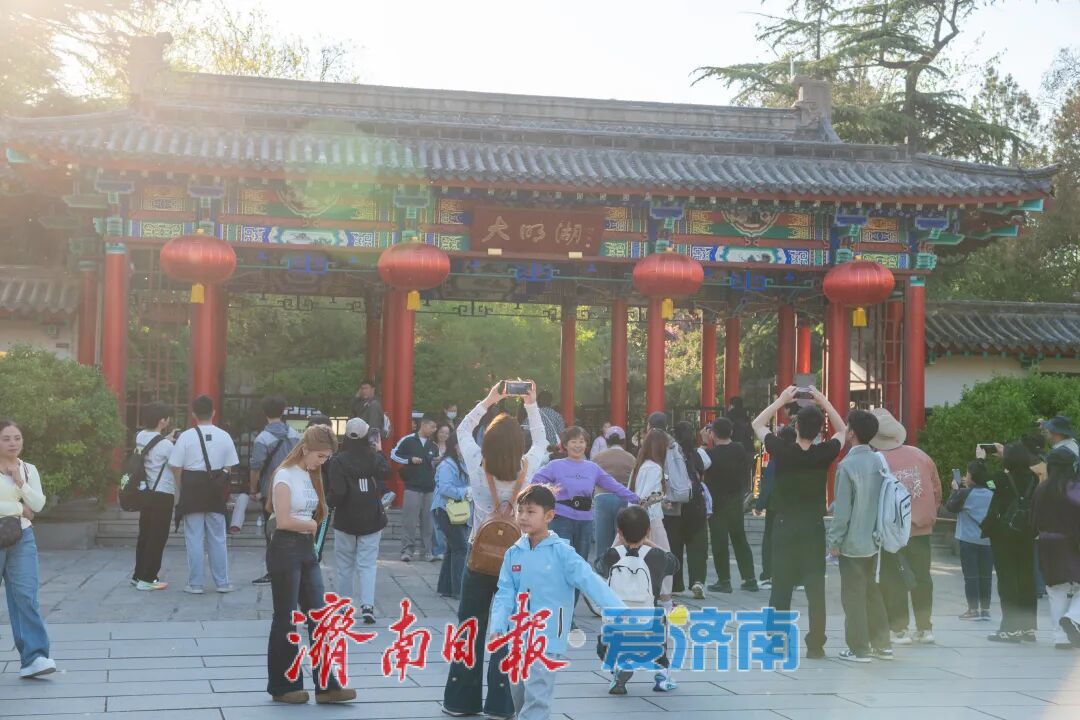 天下第一泉风景区清明假期人气爆棚，千年泉韵绽风华