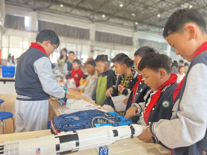 像科学家一样思考，像工程师一样实践！济南市市中区泉泽小学举办科技游园会