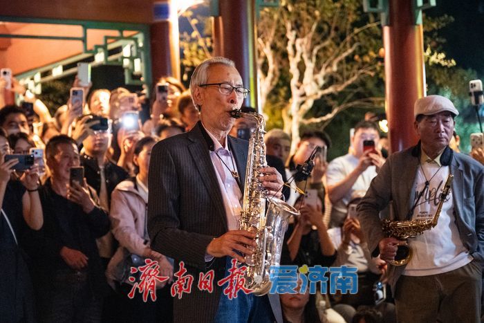 乐起殿堂，声醉明湖：走近“大明湖最有腔调的爷爷”杨树荣