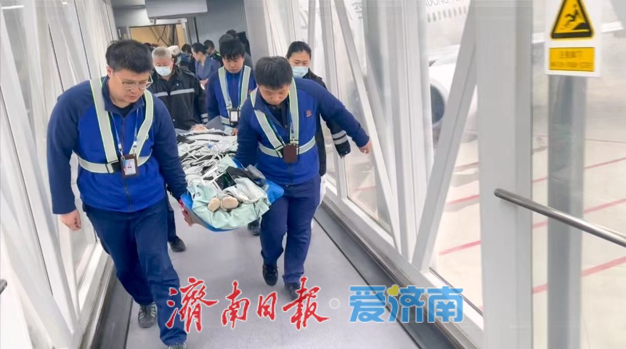 山航承运首例国际航班担架旅客