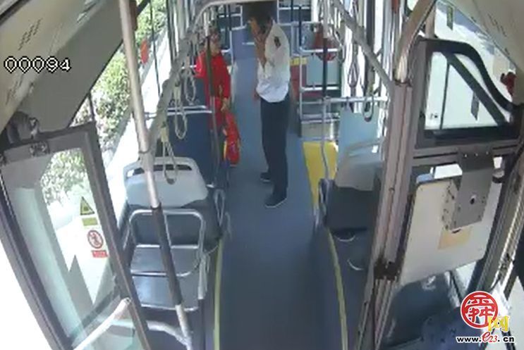 公交暖心接力，护送走失老人平安回家