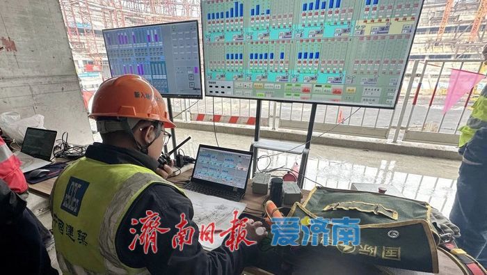 攻克国内之最！黄河体育中心专业足球场成功“戴冠”