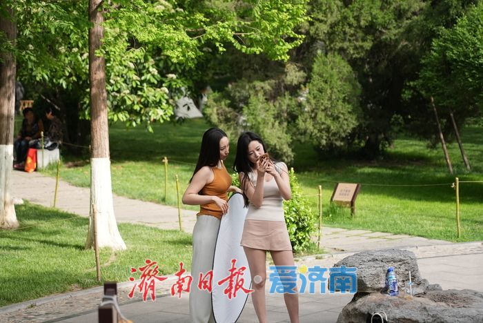 暮春时节绿意浓，济南五龙潭公园变身“绿野仙踪”