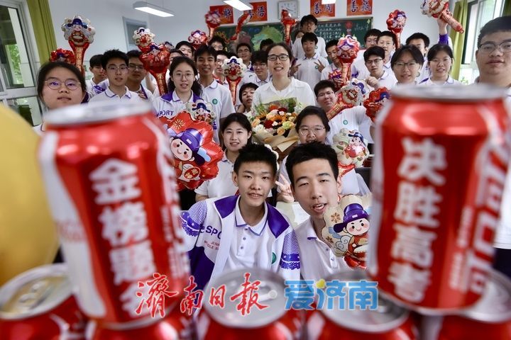 高三最后一课 合影定格青春，誓言决胜高考