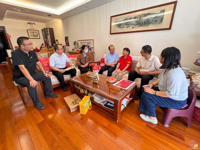 月满中秋迎华诞 聆听初心话担当 ——市委机要保密局通信报务处党支部走访慰问老党员
