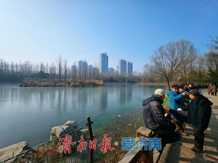 济南森林公园揽翠湖冰封宛如明镜