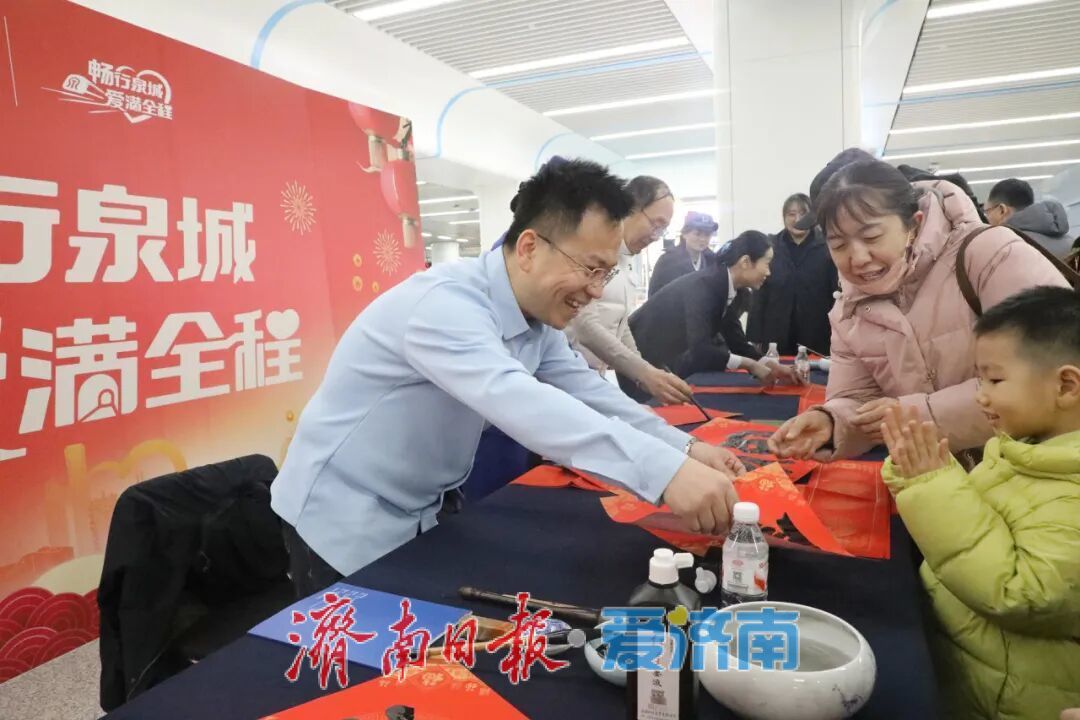 马踏祥云接春风 地铁站里年味浓