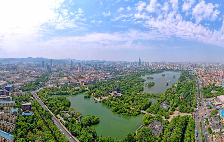 雨后初霁，泉城天蓝水碧景色宜人