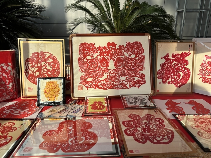 糖葫芦DIY、哪吒cosplay互动……热闹逛房展会，好玩有趣还实惠