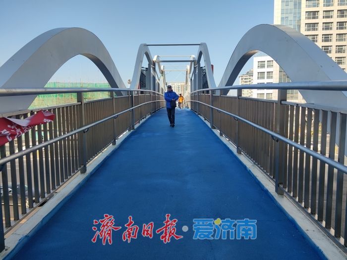 实用与颜值兼具！经十路这处过街天桥改造收尾 市民已可便捷通行