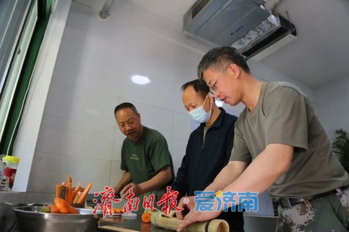 “五一”假期，济南动物园国宝享“丰”趣！