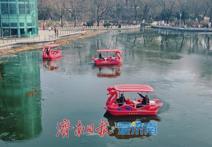 游客“破冰旅游”，体验冰上奇遇