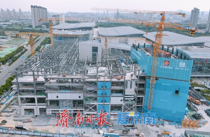 山东国际会展中心（配套部分）项目会展区域总体钢结构完成过半