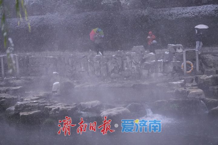 雪润泉城 护城河上演冬日仙境