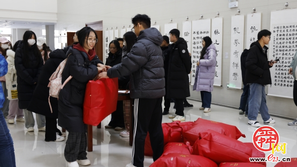 山东外事职业大学举行“励志少年暖冬行动”公益助学活动暨“公益志愿者服务站”揭牌仪式