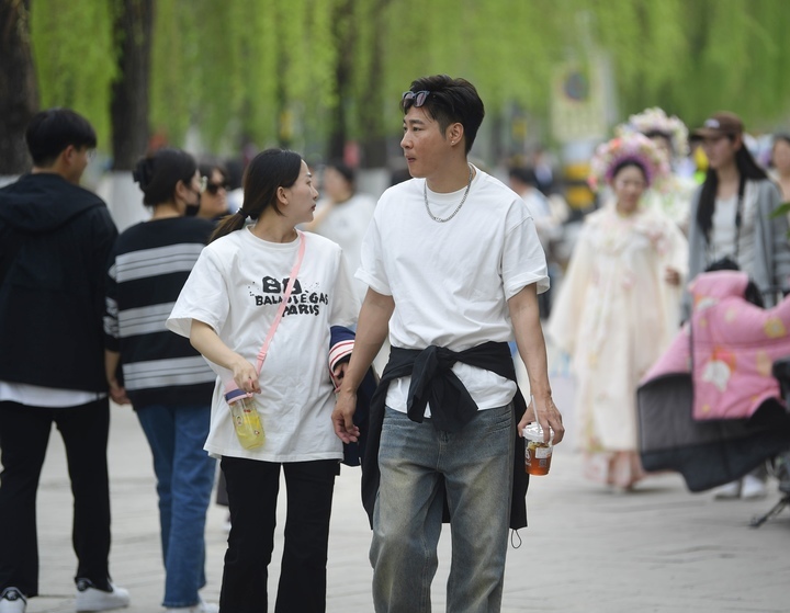 泉城提前感受“初夏” 市民游客夏装出行