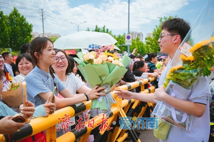 鲜花与拥抱，高考最后一天上演温馨时刻