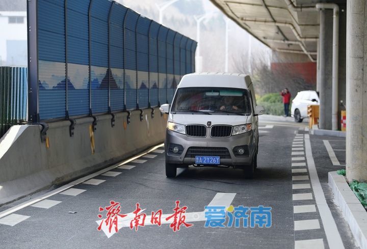 直击堵点！济南旅游路二环东路交叉口新增专用右转车道正式投用