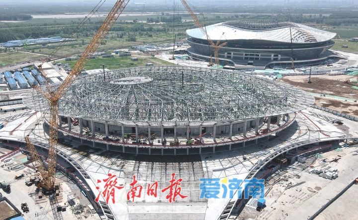 济南黄河体育中心体育馆项目屋盖钢结构合龙
