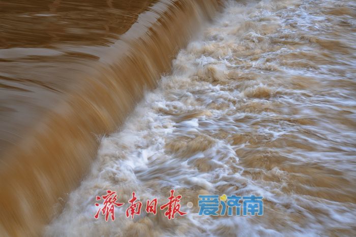 雨后门牙景区水位上涨，形成多处飞瀑景观