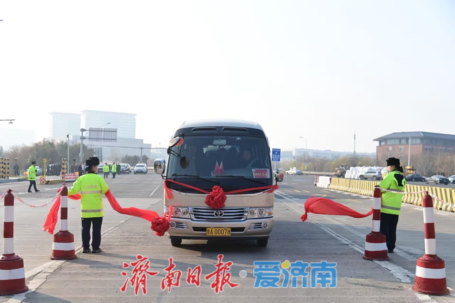 全国首条“六改十二车道”高速公路，京台高速齐济段建成通车