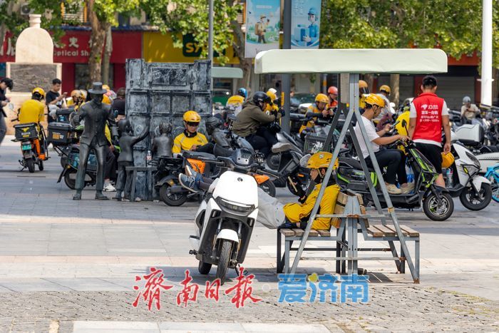 正午十点的民康里：高温炙烤下，步行街里的 “骑手港湾”
