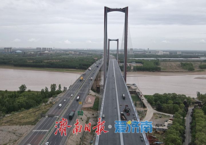 京台高速黄河特大桥主桥铺装接近尾声