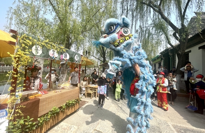 泉在济南过五一丨百花洲重启观光迎来首个周末 游客争睹舞狮表演讨彩头