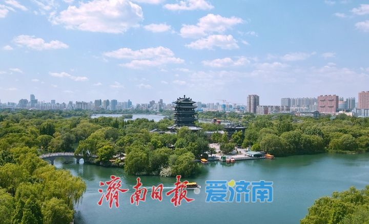 暮春时节明湖畔，巧云相伴入画来