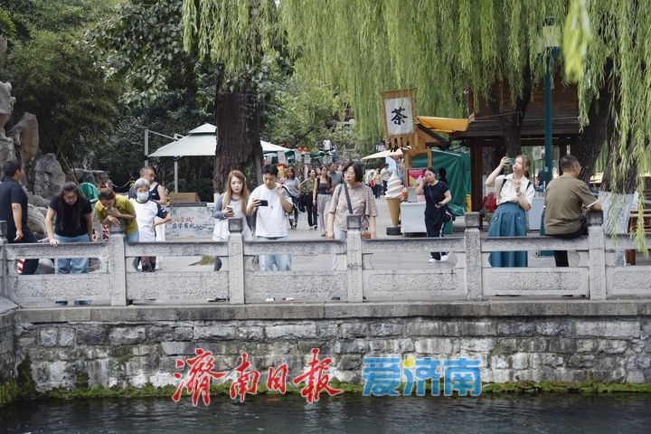 一年四季 泉在济南丨一河泉水映秋景 两岸风光醉游人