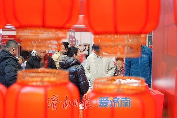 两大年货会同启，人气爆棚聚年味