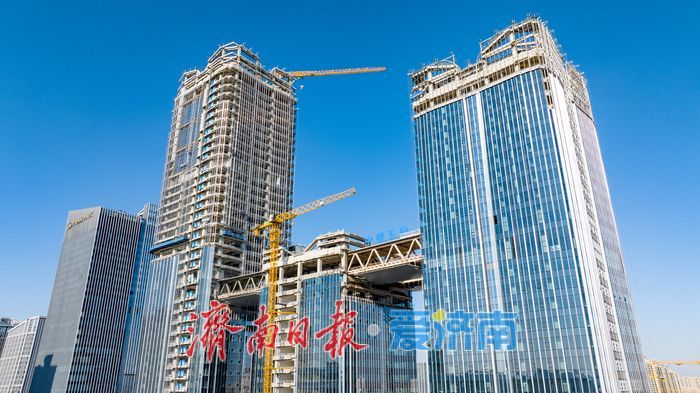 项目强省会｜重塑城市天际线：万融云城二期玻璃幕墙亮相，双连廊贯通