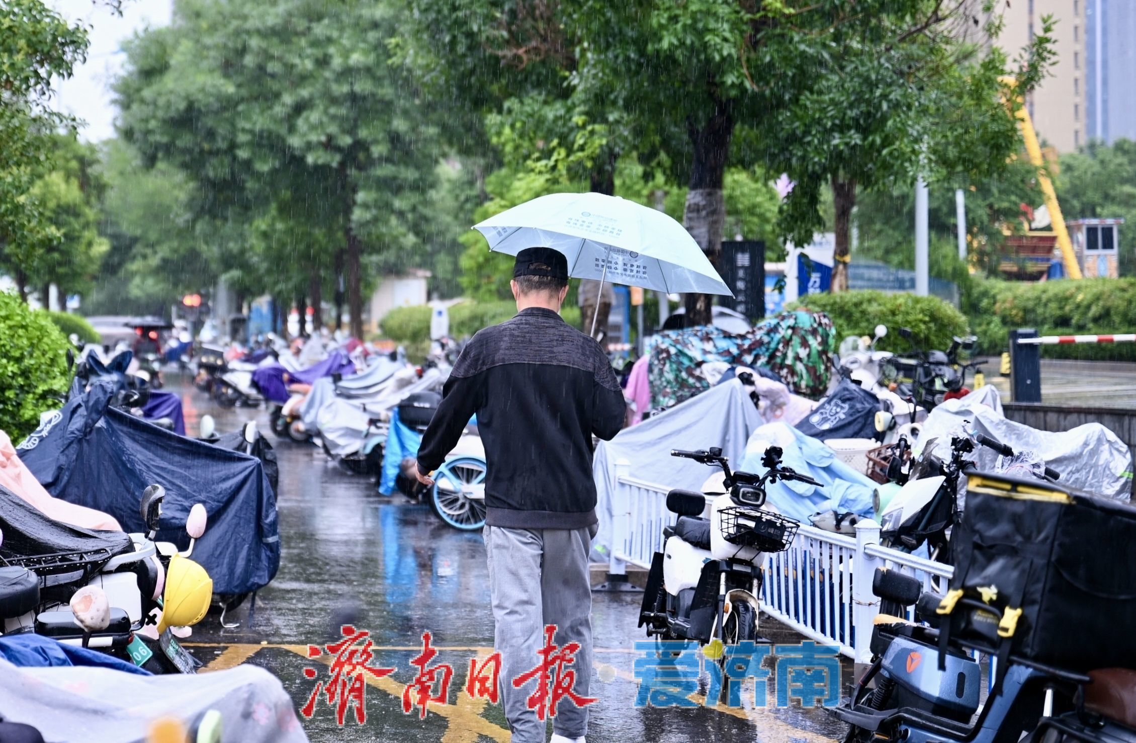 泉城迎明显降雨 市民雨天出行做好防范