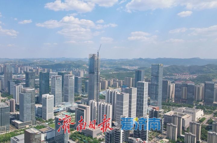 一年四季 泉在济南丨蓝天白云为伴，济南最美天际线亮眼