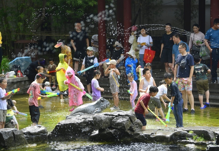 炎炎夏日无泉水不欢乐，泉城版“泼水节”精彩上演