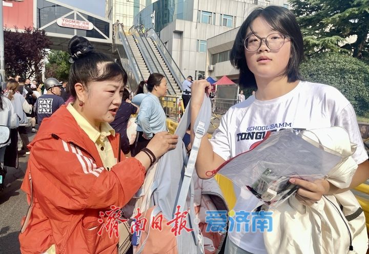 考场内笔锋驰骋 考场外爱意“陪烤”