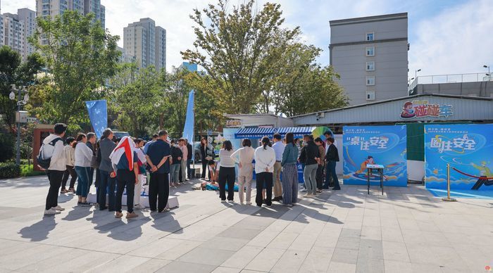 在游戏、体验中学习工伤知识 2024济南市工伤预防宣传培训活动走进文苑社区书苑广场