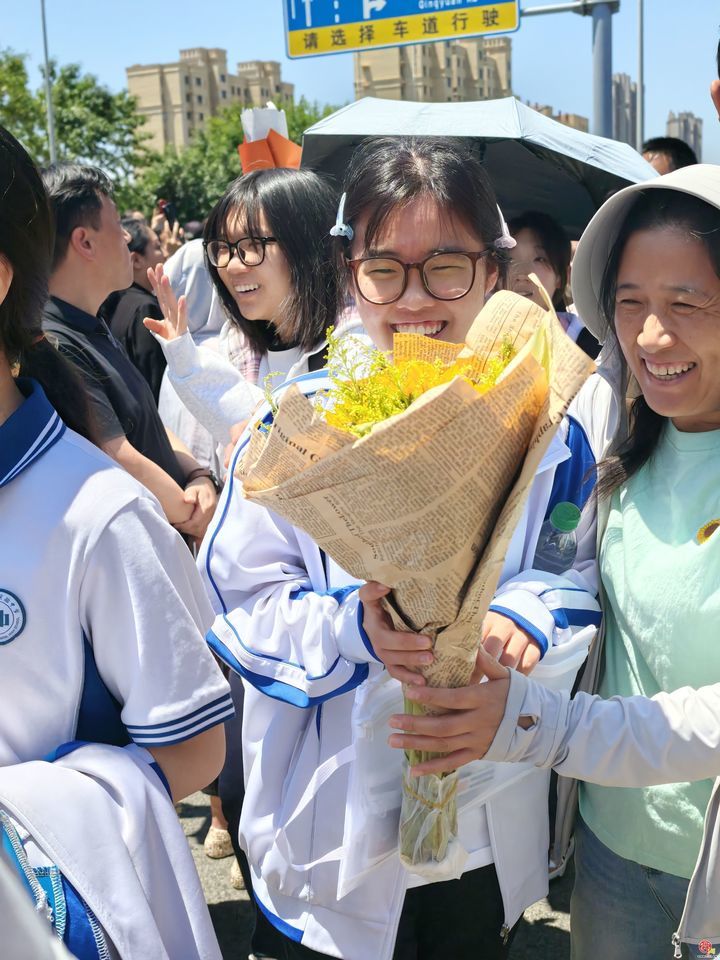 2026年高考首场考试结束 葵花相伴笑意融融