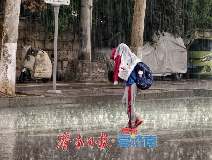 济南午后急雨“突袭”，市民出行措手不及