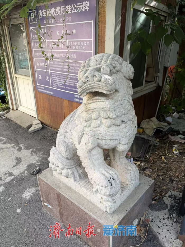 济南经十西路旁，一对清代石狮的百年守望