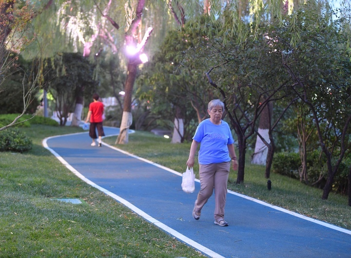 夜游泉城新路径，泉水绿道“最济南”