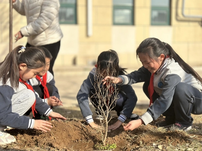 高新区劝学里小学的“上春山”让孩子们走入大自然